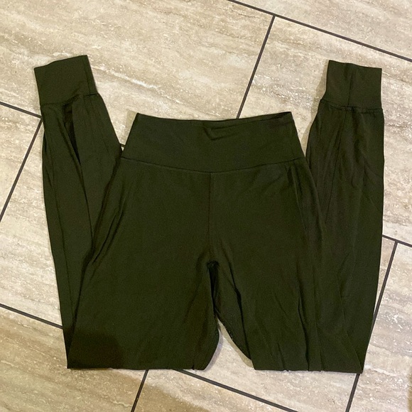 Lululemon hunter green joggers size 2 - Picture 2 of 3